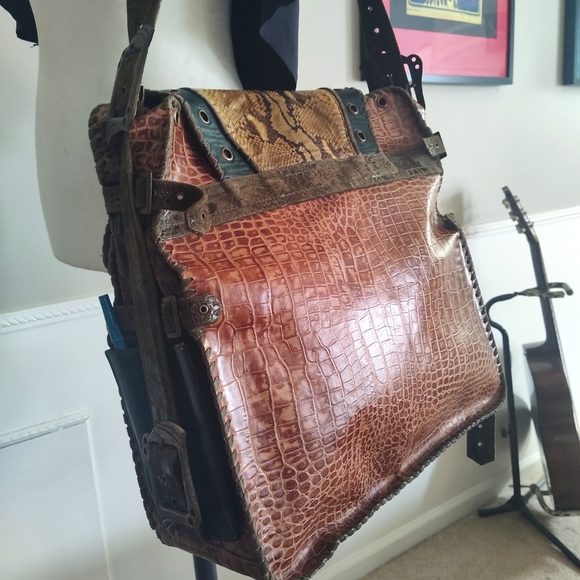 Unique, one of a kind, leather and snake skin messenger bag by Novi Sudiono. - Picture 15 of 15